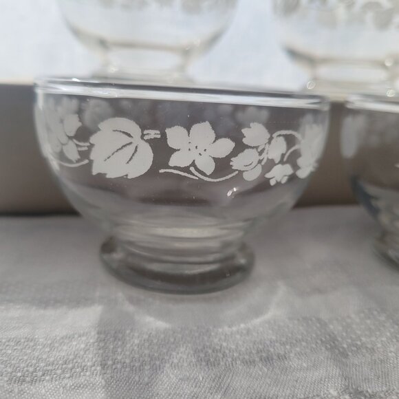Set Of 4 Vintage Glass Dessert Bowls With White Floral Design 3 Inches Tall & 4 - Picture 8 of 9